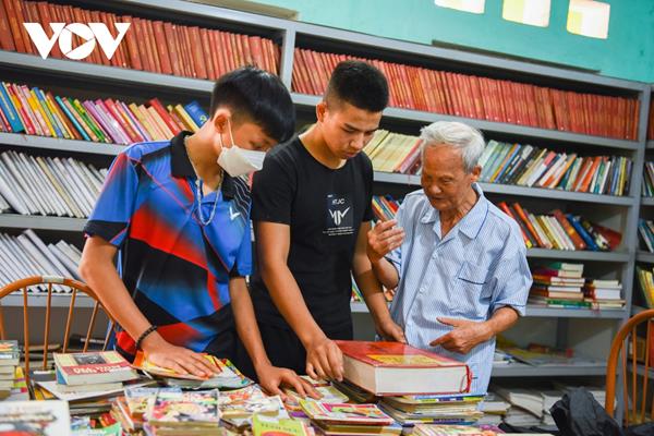 Cụ ông 90 tuổi gây dựng thư viện 12.500 đầu sách phục vụ trẻ nhỏ